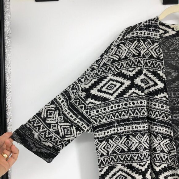 Urban Outfitters Ecote Black &White Tribal Patterned 3/4 sleeve Cardigan size S - Picture 6 of 12